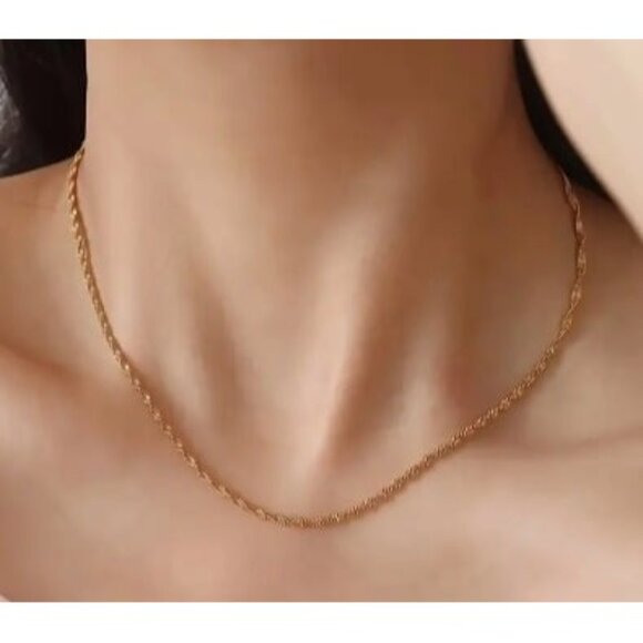 18k Gold Plated Dainty Elegant Twisted Chain Necklace - Picture 2 of 5